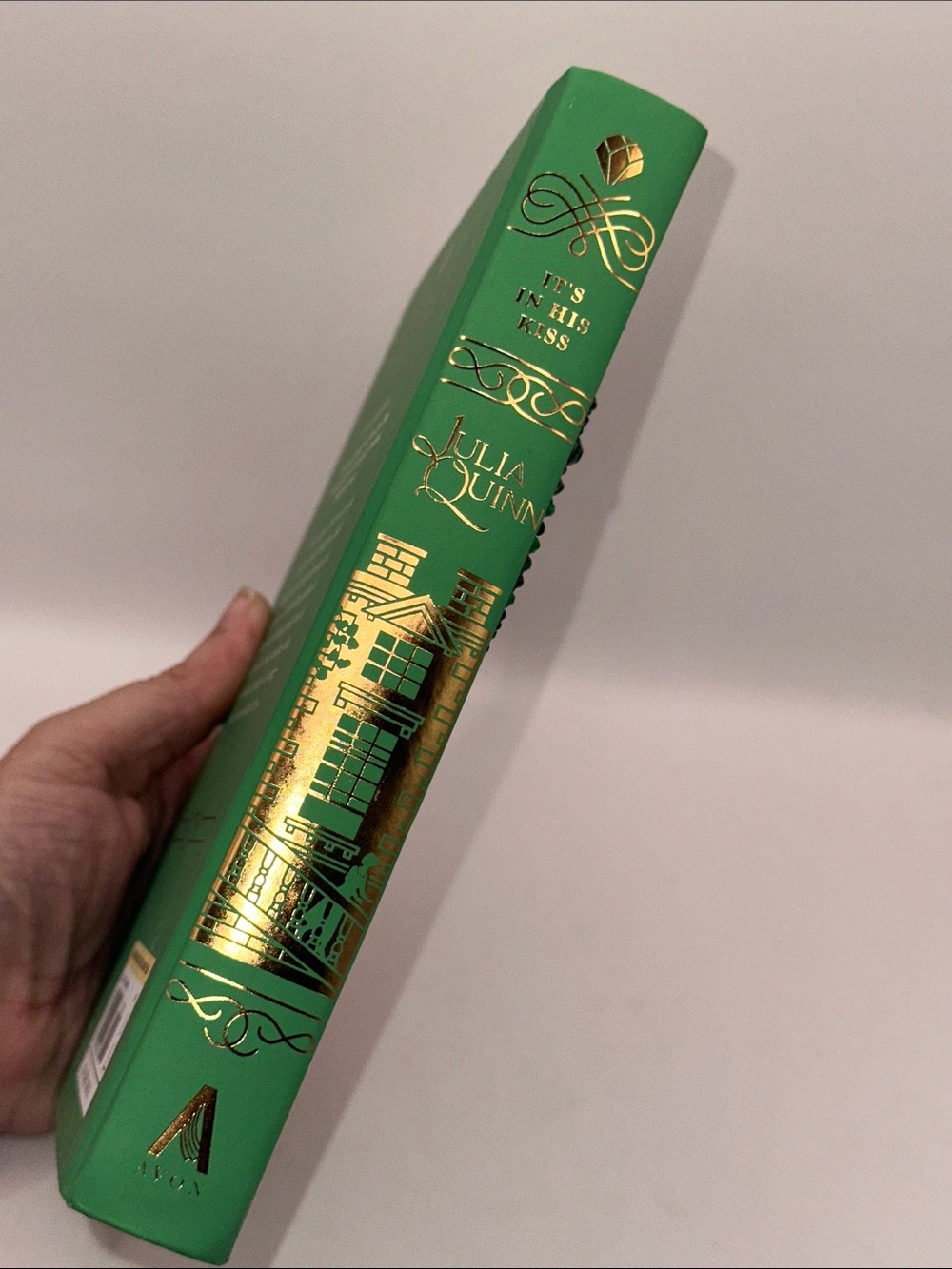 Bridgerton EMBELLISHED Hardcover It’s in His KISS - Picture 6 of 7